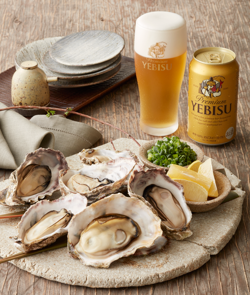 ヱビスビールの鼻から抜けて広がる華やかな香りが「焼き牡蠣」の野趣によく似合う。うっすらと汗をかく初夏にオススメの組み合わせだ。