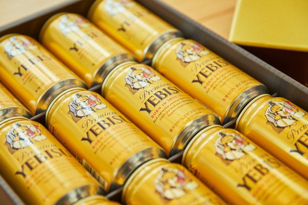 今年の父の日の贈り物は黄色い花とともに黄金に輝くヱビスビールを