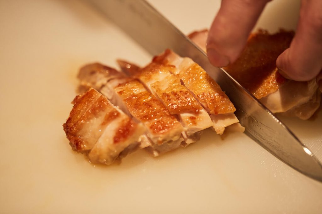 鶏もも肉をフライパンから取り出し、食べやすい大きさにカットし、お皿に盛る