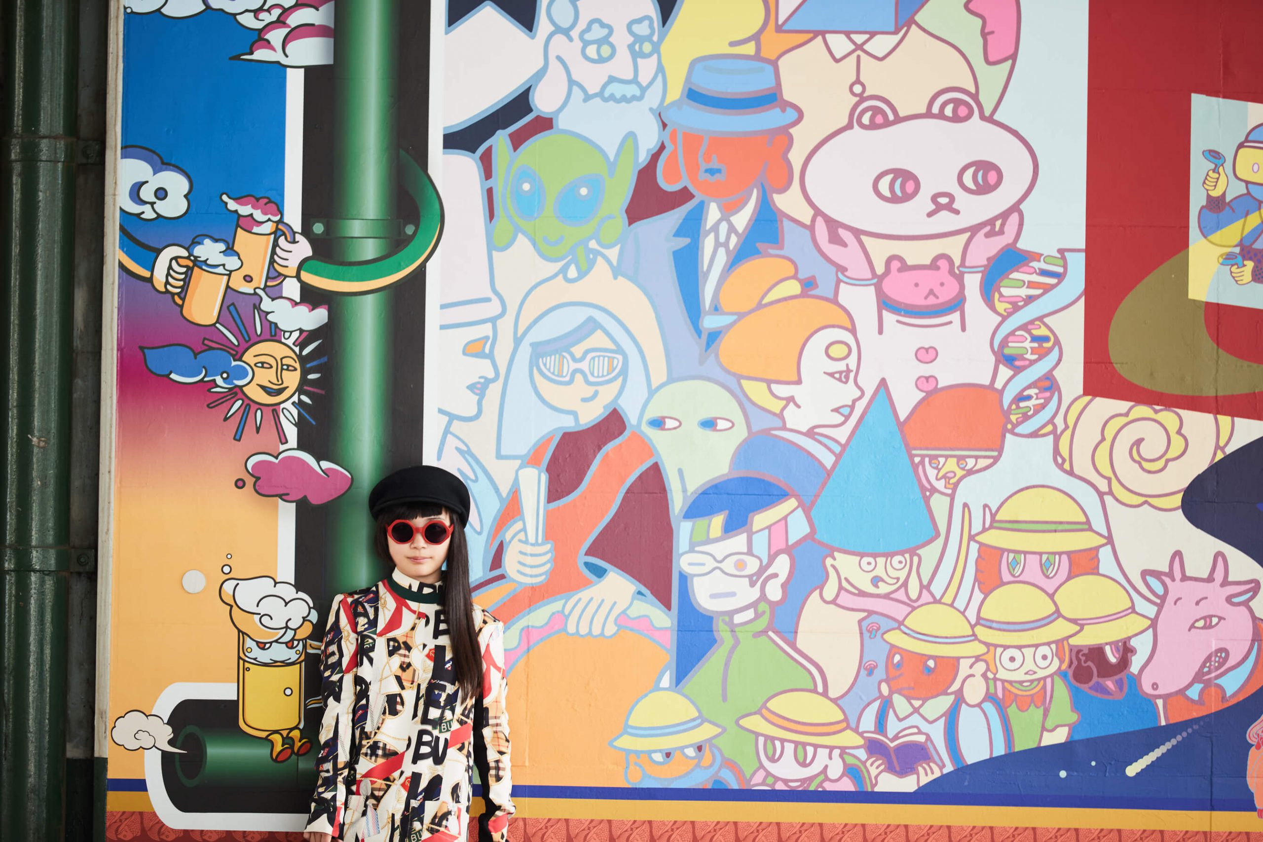 恵比寿駅高架下の壁画を描いた若きクリエイター 白川深紅さんのアートな人生