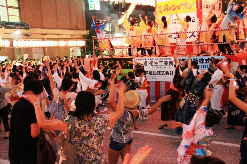 ７月後半に開催される恵比寿駅前盆踊り。