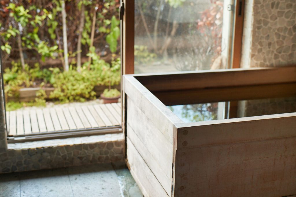 富山県産の柾目の檜を使用した贅沢空間の檜風呂。