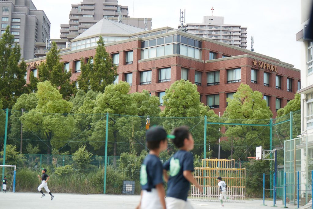 サッポロビール本社のすぐそばにある、渋谷区立加計塚小学校が若羽クラブのメイングラウンドだ。