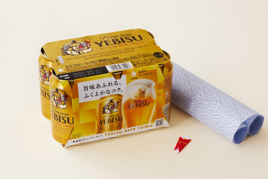 ①ヱビスビール6缶パックをぐるっと一周できる長さの包装紙と、市販の熨斗シールを用意。