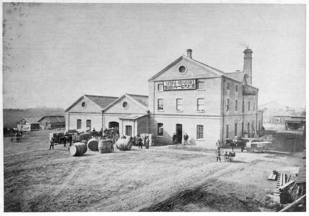 竣工当初の「ヱビスビール醸造場」。当時、醸造場周辺は畑や山林の広がる民家もまばらな土地だった。
