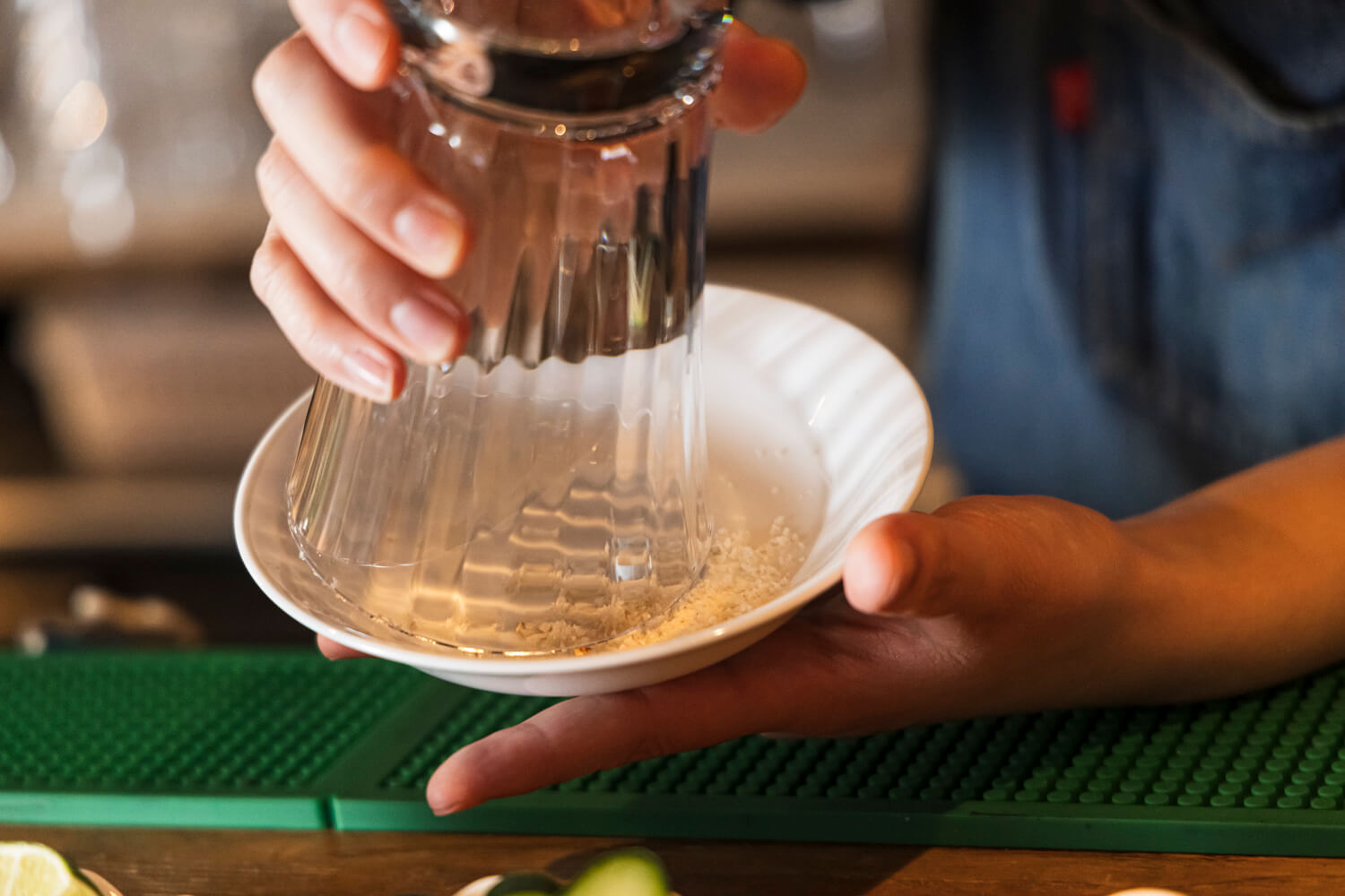 塩をグラスの縁にたっぷり付けていく。