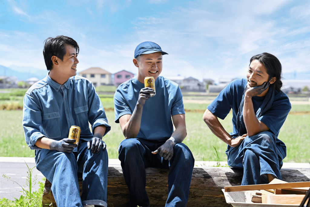 仕事が終わり、ヱビスビールを飲んでリラックスするスタッフたちと談笑する楮さん。